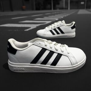 Adidas Grand Court 2.0 K White Black Kids Size 2 BNWT Classic Unisex Sneakers